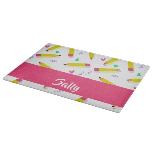 Gelbe Stifte und Scrables auf weiß Schneidebrett (Ecke)