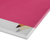 Gelbe Stifte und Scrables auf weiß Schneidebrett (Ecke)