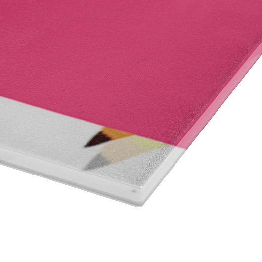 Gelbe Stifte und Scrables auf weiß Schneidebrett (Ecke)