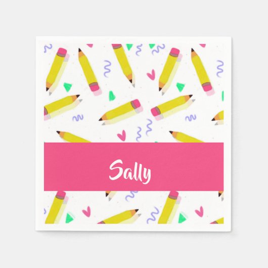 Gelbe Stifte und Scrables auf weiß Serviette (Vorderseite)