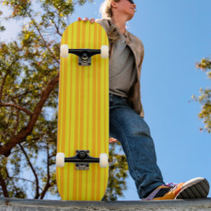 Gelbe stilvolle Streifenmuster-Design  Skateboard