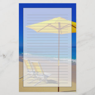 Gelbe Strandsonnenschirm und Stühle auf makellosem Briefpapier