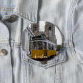 Gelbe Straßenbahn auf der Kathedrale von Lissabon Button (Beispiel)