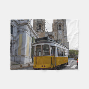 Gelbe Straßenbahn auf der Kathedrale von Lissabon  Fleecedecke