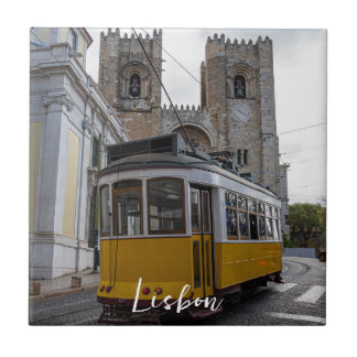 Gelbe Straßenbahn auf der Kathedrale von Lissabon Fliese