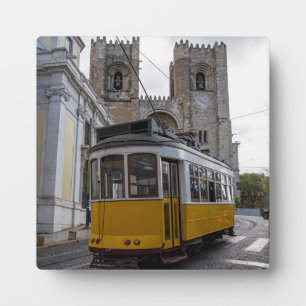 Gelbe Straßenbahn auf der Kathedrale von Lissabon Fotoplatte