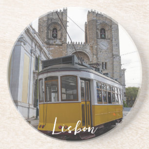 Gelbe Straßenbahn auf der Kathedrale von Lissabon  Getränkeuntersetzer