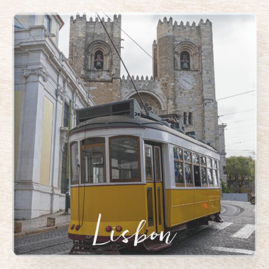 Gelbe Straßenbahn auf der Kathedrale von Lissabon Glasuntersetzer (Vorderseite)