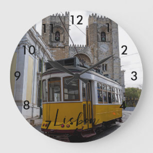 Gelbe Straßenbahn auf der Kathedrale von Lissabon  Große Wanduhr