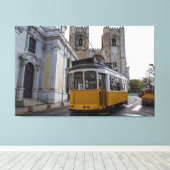 Gelbe Straßenbahn auf der Kathedrale von Lissabon  Leinwanddruck (Insitu (Holzboden))