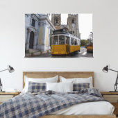 Gelbe Straßenbahn auf der Kathedrale von Lissabon  Leinwanddruck (Insitu (Schlafzimmer))