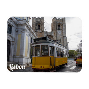 Gelbe Straßenbahn auf der Kathedrale von Lissabon  Magnet