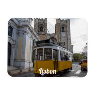 Gelbe Straßenbahn auf der Kathedrale von Lissabon  Magnet