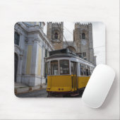 Gelbe Straßenbahn auf der Kathedrale von Lissabon Mousepad (Mit Mouse)
