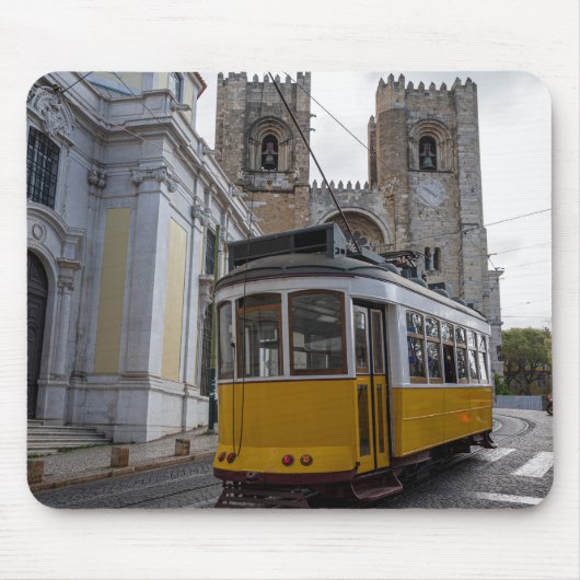 Gelbe Straßenbahn auf der Kathedrale von Lissabon Mousepad (Vorne)