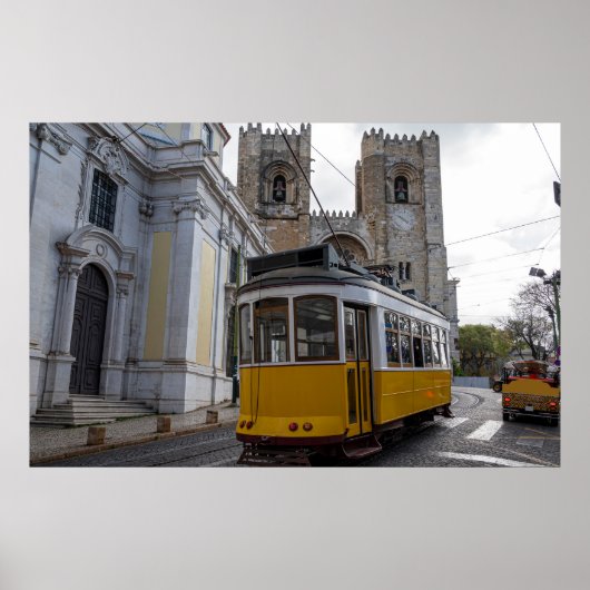 Gelbe Straßenbahn auf der Kathedrale von Lissabon Poster (Vorne)