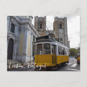 Gelbe Straßenbahn auf der Kathedrale von Lissabon  Postkarte