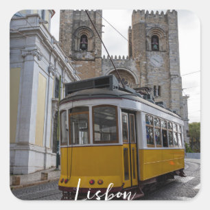 Gelbe Straßenbahn auf der Kathedrale von Lissabon Quadratischer Aufkleber