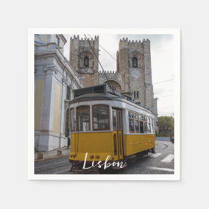 Gelbe Straßenbahn auf der Kathedrale von Lissabon Serviette