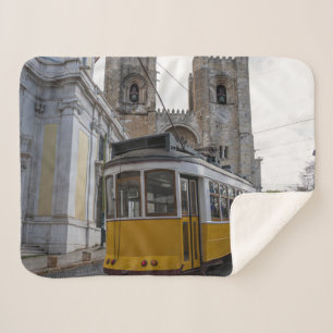 Gelbe Straßenbahn auf der Kathedrale von Lissabon  Sherpadecke