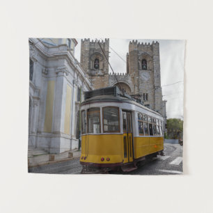 Gelbe Straßenbahn auf der Kathedrale von Lissabon Wandteppich