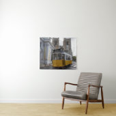 Gelbe Straßenbahn auf der Kathedrale von Lissabon  Wandteppich (Beispiel (Horizontal))