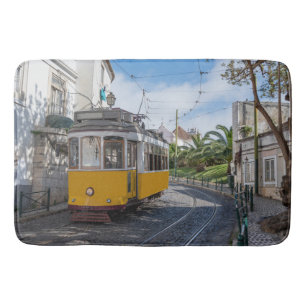Gelbe Straßenbahn in Lissabon, Portugal Badematte