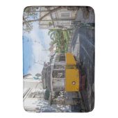 Gelbe Straßenbahn in Lissabon, Portugal Badematte (Vorderseite Vertikal)
