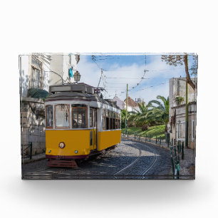 Gelbe Straßenbahn in Lissabon, Portugal Fotoblock