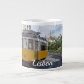 Gelbe Straßenbahn in Lissabon, Portugal Jumbo-Tasse (Vorderseite)