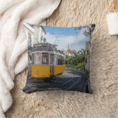 Gelbe Straßenbahn in Lissabon, Portugal Kissen (Decke)