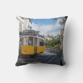 Gelbe Straßenbahn in Lissabon, Portugal Kissen (Rückseite)
