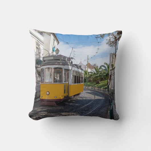 Gelbe Straßenbahn in Lissabon, Portugal Kissen (Vorderseite)