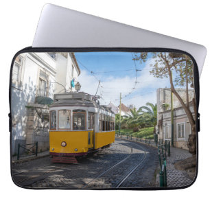 Gelbe Straßenbahn in Lissabon, Portugal Laptopschutzhülle