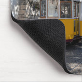 Gelbe Straßenbahn in Lissabon, Portugal Mousepad (Ecke)