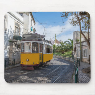 Gelbe Straßenbahn in Lissabon, Portugal Mousepad