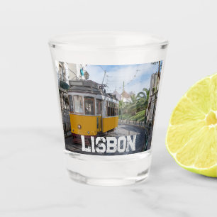 Gelbe Straßenbahn in Lissabon, Portugal Schnapsglas