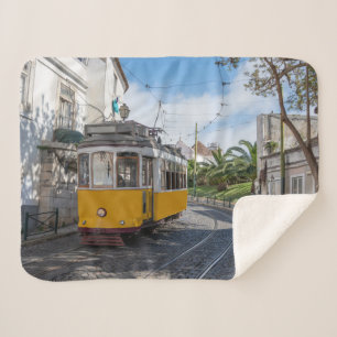 Gelbe Straßenbahn in Lissabon, Portugal Sherpadecke