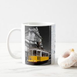 Gelbe Straßenbahn von Lissabon. Augusta Street Arc Kaffeetasse