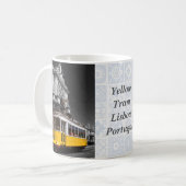 Gelbe Straßenbahn von Lissabon. Augusta Street Arc Kaffeetasse (Vorderseite Links)