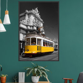 Gelbe Straßenbahn von Lissabon. Augusta Street Arc Poster