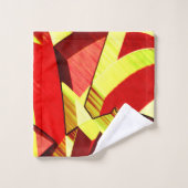 Gelbe Streifen auf rotem, tropftem Bild Badhandtuch Set (Waschlappen)