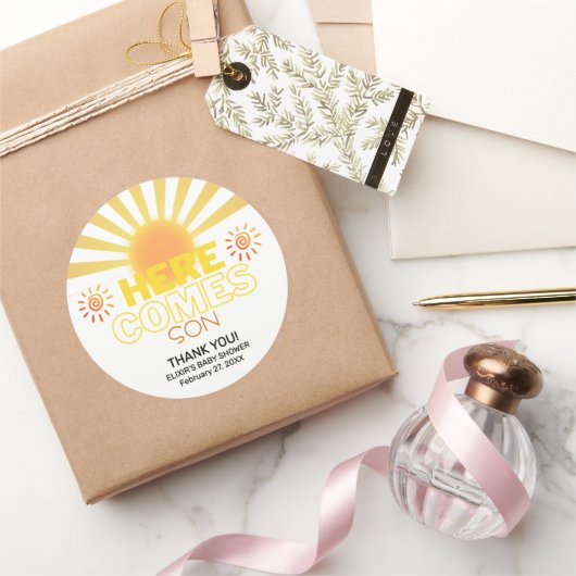 Gelbe Streifen hier kommt die Sonnendusche Runder Aufkleber (Schenken)