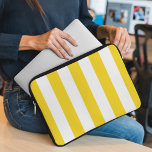 Gelbe Streifen, weiße Streifen, gestreiftes Muster Laptopschutzhülle<br><div class="desc">Elegante,  stilvolle und raffinierte Streifen in Gelb und Weiß. Modernes und trendiges Geschenk,  perfekt für die Streifen Liebhaber in Ihrem Leben.</div>