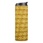 Gelbe Strickstoffe: gestreifte Textur. Thermosbecher (Nach links gedreht)