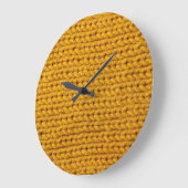 Gelbe Strickwolle, hochauflösende Textur. Große Wanduhr (Winkel)