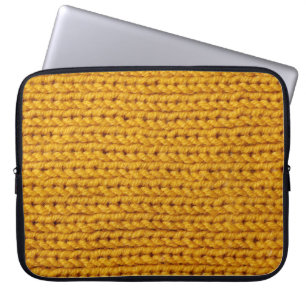 Gelbe Strickwolle, hochauflösende Textur. Laptopschutzhülle