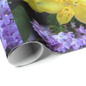Gelbe Taglilien und Lila Lilac-Blume Geschenkpapier (Rolleneckpunkt)