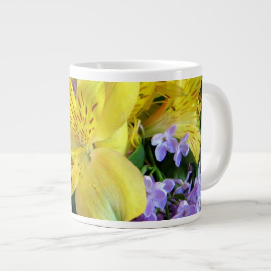 Gelbe Taglilien und Lila Lilac-Blume Jumbo-Tasse (Vorderseite Rechts)