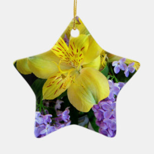 Gelbe Taglilien und Lila Lilac-Blume Keramik Ornament